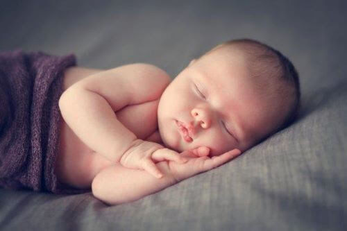 Hjälp din bebis att sova hela natten: 7 trick