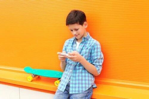 appar som kan förbättra ditt barns ordförråd: barn leker med telefon