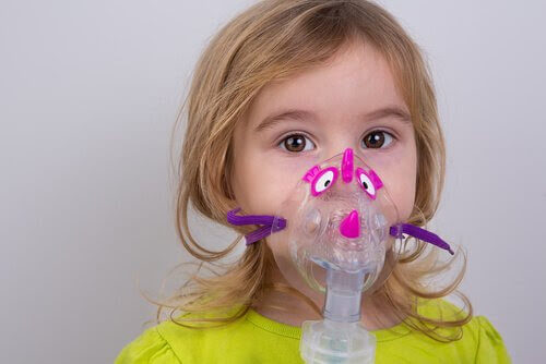 flicka med inhalator