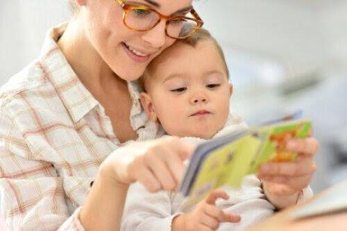 mamma läser bok för baby