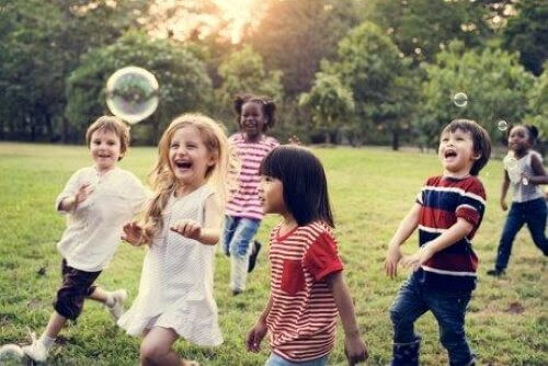 barns grundläggande behov: barn leker med såpbubblor