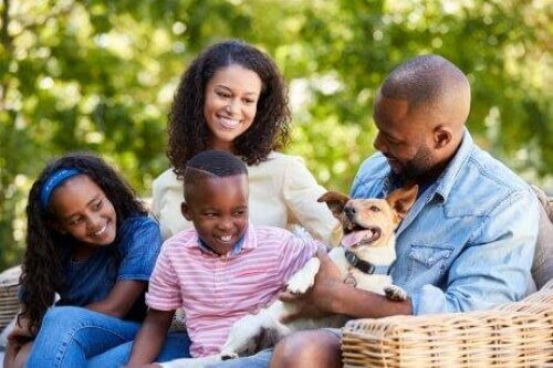 barns grundläggande behov: familj med hund tillsammans
