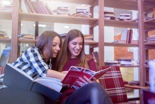 Vänner lär sig engelska tillsammans.