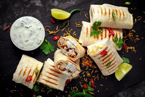 Grillade wraps med god sås.