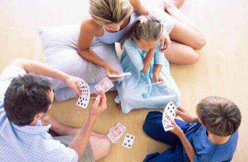 Familk som njuter av en spelkväll ihop.