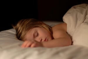 9 tips för att hjälpa ditt barn att sluta kissa i sängen