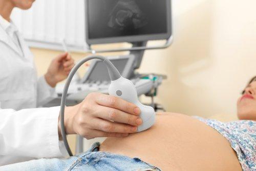 Gravid kvinna på ultraljud