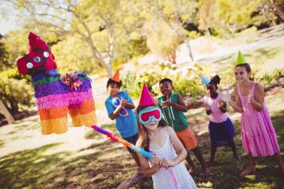 Barn slår på en pinata.