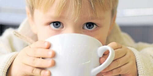 Ett barn som dricker ur en kaffekopp.