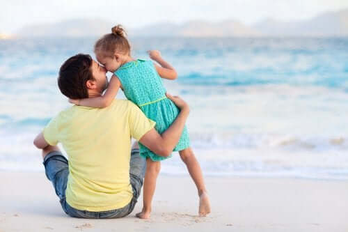 Far och dotter på stranden.