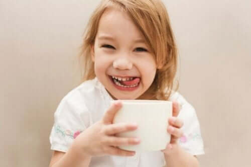 Flicka dricker kaffe