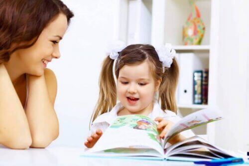Flicka som läser bok med sin mamma.