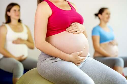 Gravid kvinna gör Kegel övningar.
