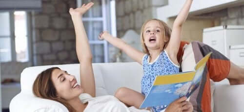 Mamma och dotter läser tillsammans.