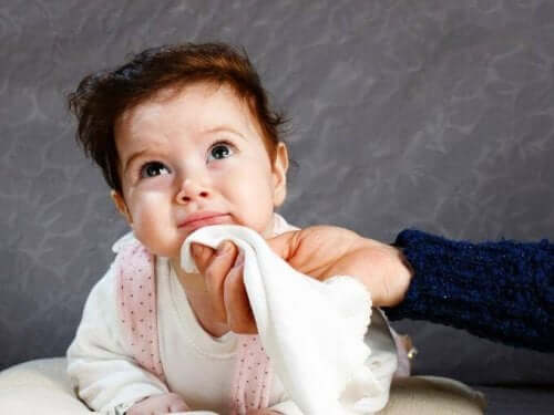 Bebis med näsduk