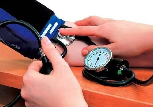 Mätning av högt blodtryck.