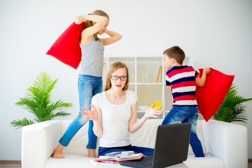 Stressad mamma med jobb och barn