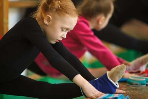 Tjejer som stretchar efter gymnasik träning.