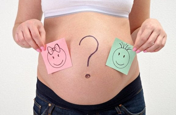 gravid kvinna undrar om hon får döttrar eller söner