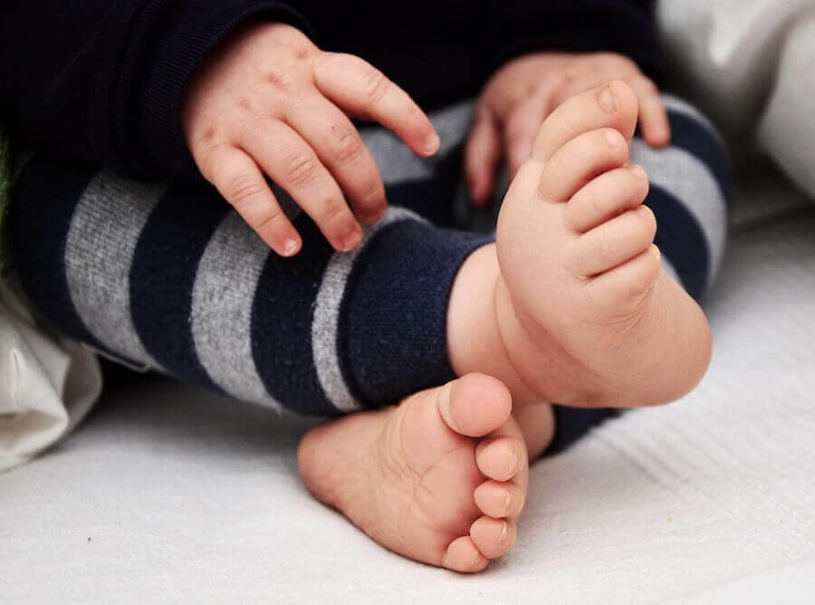 baby med fötterna vända inåt