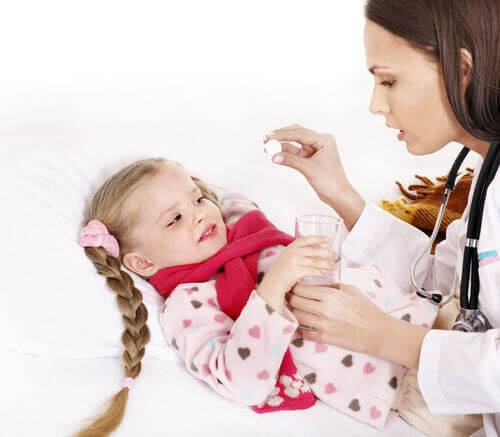 läkare undersöker barn med ont i halsen