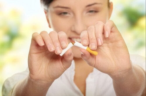 kvinna tar sönder cigarett