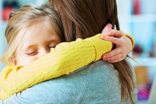 överdriven eftergivenhet: mamma kramar barn
