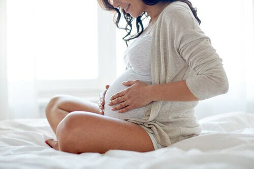 olika typer av sammandragningar: gravid kvinna