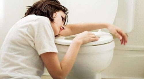kvinna ser illamående ut vid toalettstol