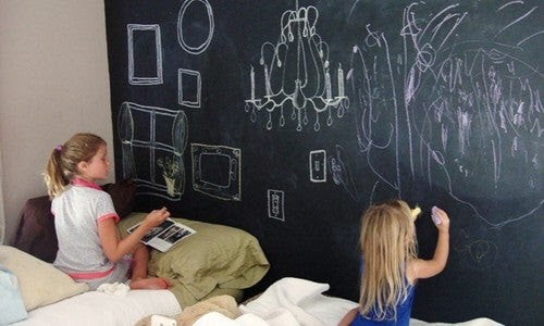 barn som ritar på väggarna