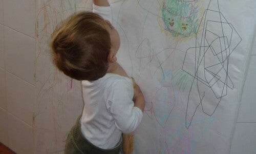 barn som ritar på väggarna