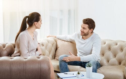 kommunicera med din partner: man och kvinna diskuterar