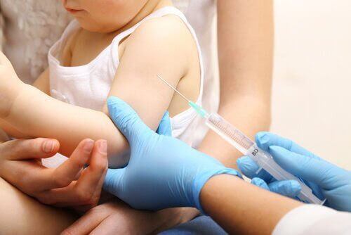 Anti-vaccinrörelsen: barn får spruta