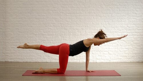 kvinna gör övning för att stärka sin rygg