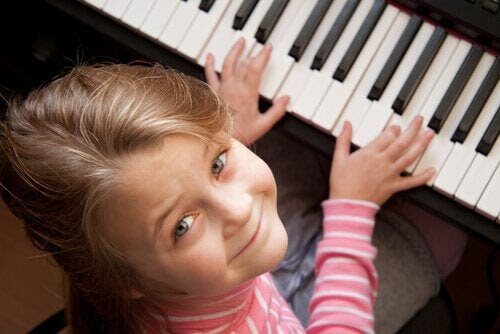 vikten av konst: flicka spelar piano