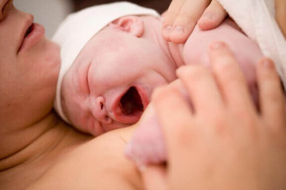 Vad känner bebisar under födseln?
