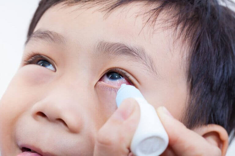 Barn som får ögondroppar.