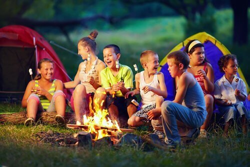 Barn som grillar mashmallows.