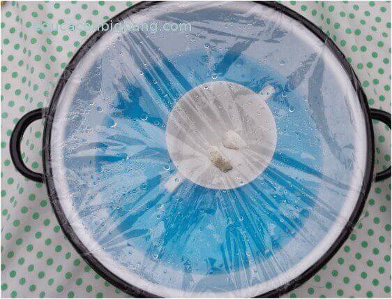 Experiment för att förklara vattencykeln för barn.