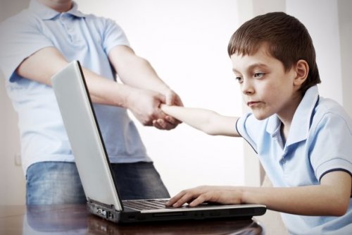 Pojke vid laptop.