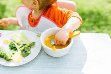 BLW-metoden: Kan barn lära sig att äta på egen hand?