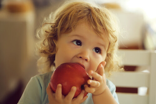 BLW: baby äter en frukt