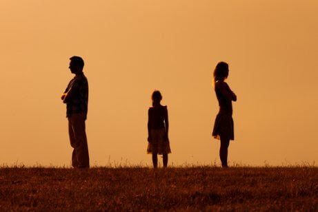 kvinna och man vända från varandra med barn i mitten