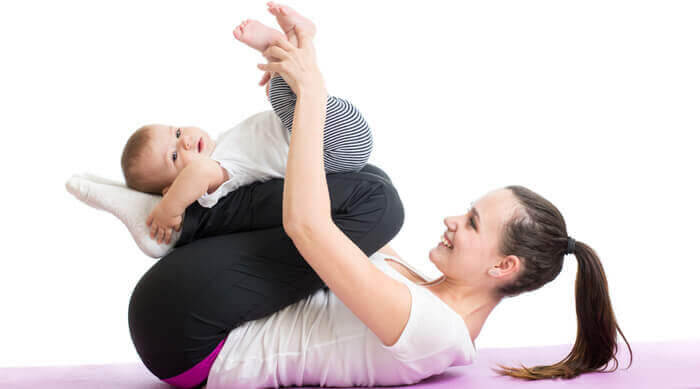 mamma och baby gör yoga
