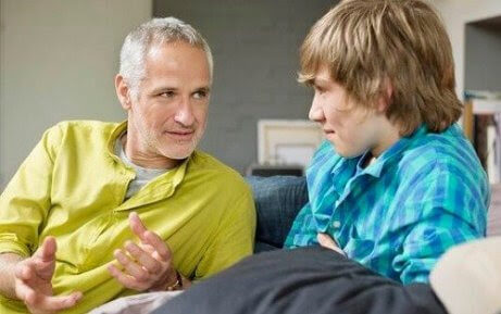 pappa pratar med tonåring