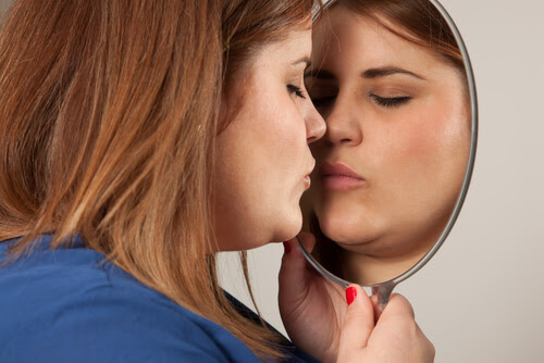 kvinna kysser sin spegelbild