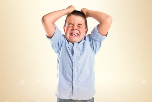 pojke som har ett raseriutbrott
