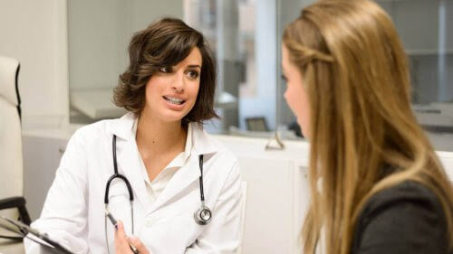 kvinna med hypotyreos pratar med läkare