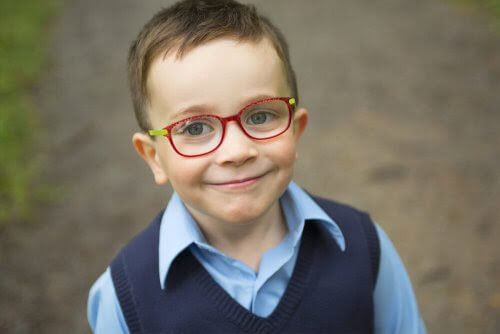 glad pojke med glasögon