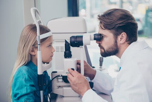 ögonläkare undersöker flicka